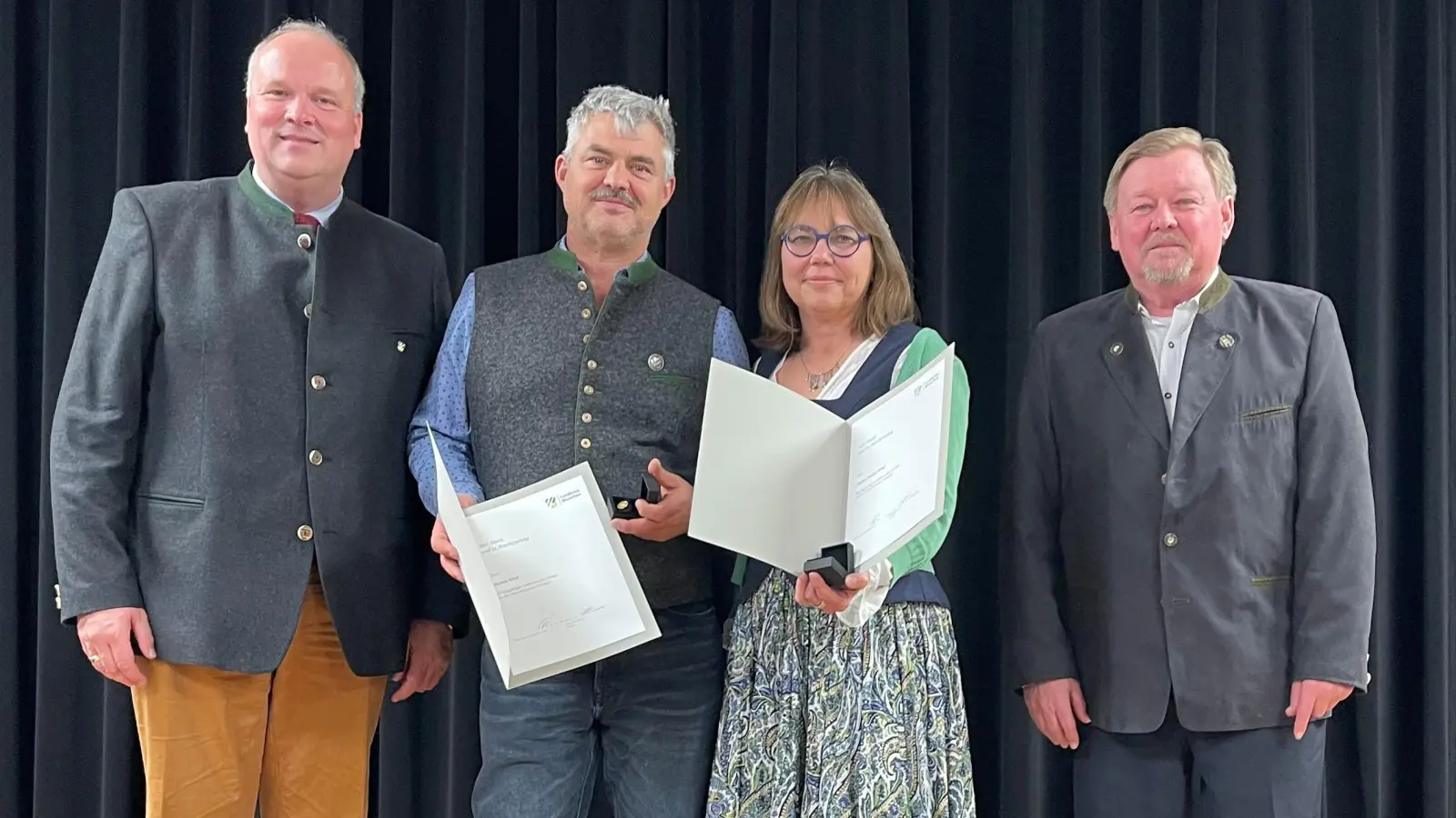Für ihren Einsatz für die NaturFreunde Würmtal wurden Andrea Merkle-Wied und Martin Wied (Bildmitte) geehrt. Es gratulierten herzlich Landrat Christoph Göbel (l.) und der Vorsitzende der NaturFreunde Würmtal, Karlheinz Beck (r.). (Foto: hw)