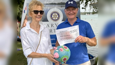 Stephan Coester, Leiter des Arbeitskreises Eswatini beim Rotary Club Wörthsee, übergibt einen Spendenscheck über 5.000 Euro an Ingrid Britz-Averkamp, Beiratsvorsitzende der Thomas Engel-Stiftung. Beide kommen aus Herrsching am Ammersee.  (Foto: Maren Martell)