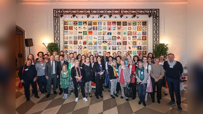 Zahlreiche Quilter waren im Alten Rathaus erschienen. Sie haben mit akribischer Feinarbeit dazu beigetragen, dass nun die Beziehung Münchens zu seinen Partnerstädten auch in textiler Form sichtbar ist.  (Foto: Michael Nagy)