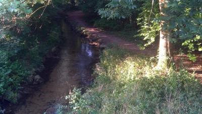 Der Hachinger Bach fließt vom Hachinger Tal kommend durch Unterbiberg, Perlach und den Ostpark, bevor er ab Josephsburg unterirdisch weitergeführt wird. (Archivbild: bas)