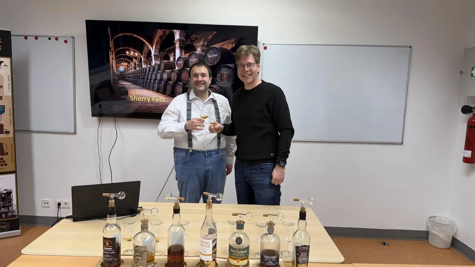 Der Vorsitzende von Holzkirchen hilft, Marc Gerstner und der Organisator des Benefiz-Tastings, Sebastian Schagl, freuen sich über das gelungene Event. (Foto: Holzkirchen hilft)