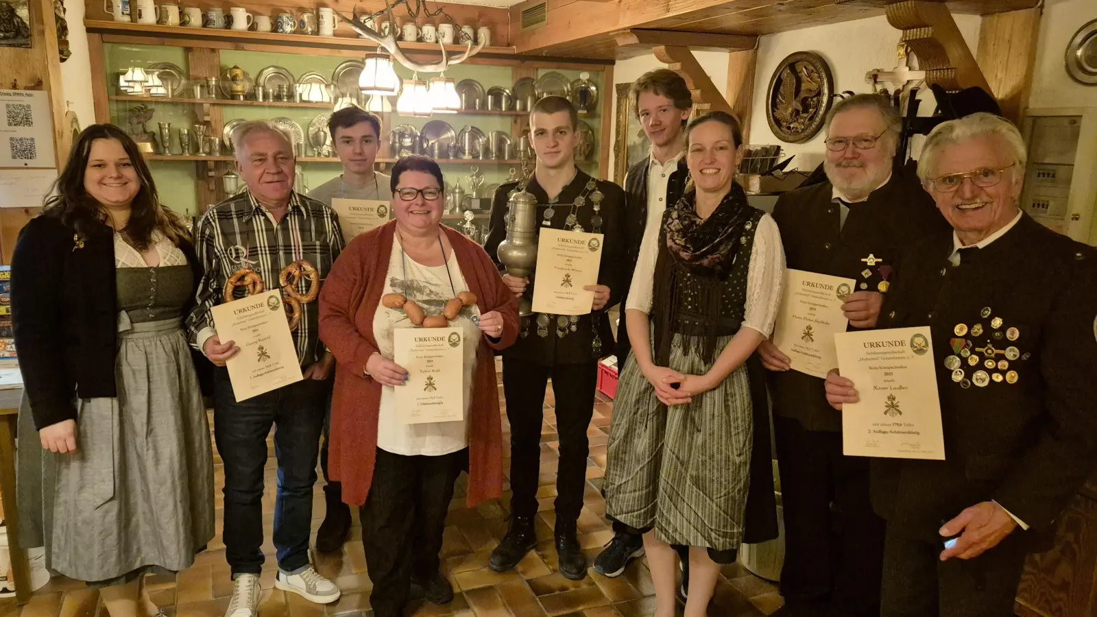 Freuten sich (v.l.) Ramona Kohl (2. Schützenmeisterin), Georg Reischl (3. Auflagekönig), Thomas Scheck (3. Schützenkönig), Sylvia Kohl (2. Schützenkönigin), Frederick Winter (Schützenkönig), Johann Sailer (1. Sportleiter), Steffi Lück (1. Schützenmeisterin), Hans-Peter Spöhrle (Auflagekönig) sowie Xaver Laußer (2. Auflagekönig). (Foto: Hubertus Geisenbrunn)