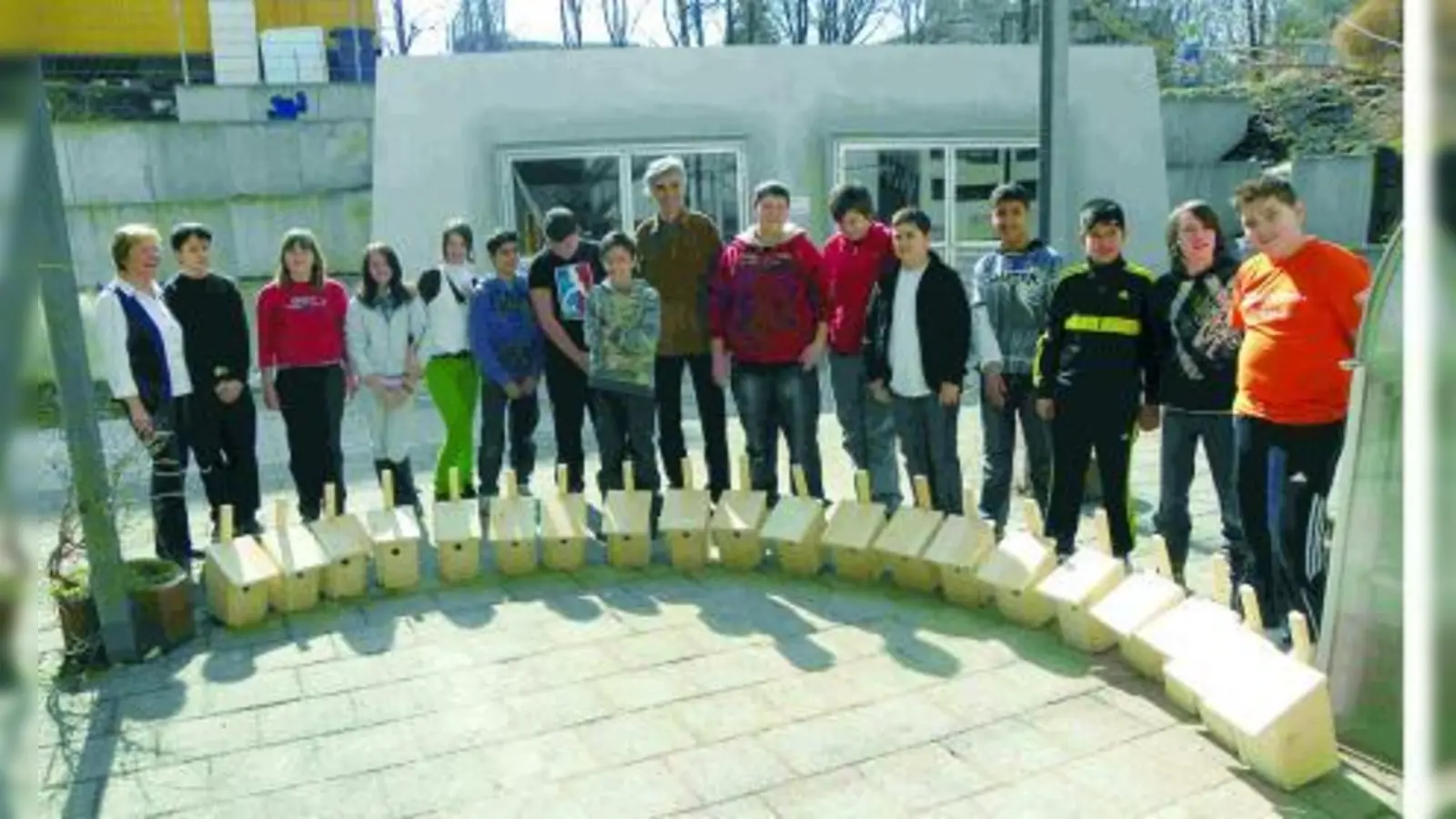 Die Kinder der 6. Klasse der Eugen-Papst-Schule Germering bastelten eifrig an den Nistkästen. (Foto: pi)