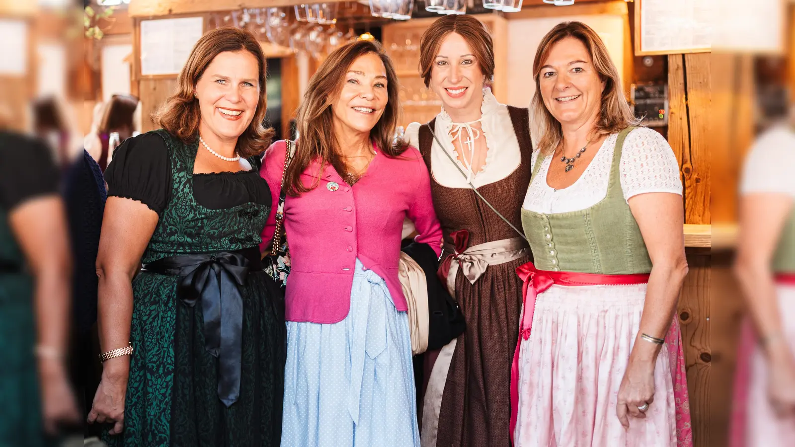 Leistungen von Frauen sichtbar machen (von links): Bürgermeisterin Verena Dietl, Catherine Demeter, Vorständin der Edith-Haberland-Wagner-Stiftung, „Bratwurst“-Wirtin Eva Hochreiter und Wiesnstadträtin Anja Berger. (Foto: Andreas Gregor)