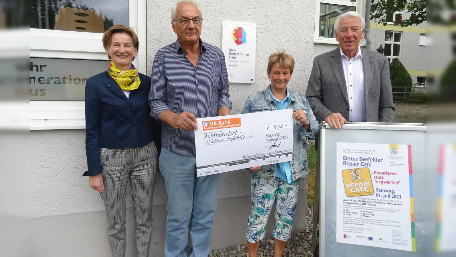 Finanzspritze für den Start des Seefelder Repair Cafés: v.l. Barbara Scheitz (Vorstand Bürgerstiftung), Peter Schlecht (Kassier NBH), Sylvia Fischer (stellvertr. Geschäftsführerin NBH), Gustav Huber (Geschäftsführer Bürgerstiftung).<br> (Foto: Bürgerstiftung)