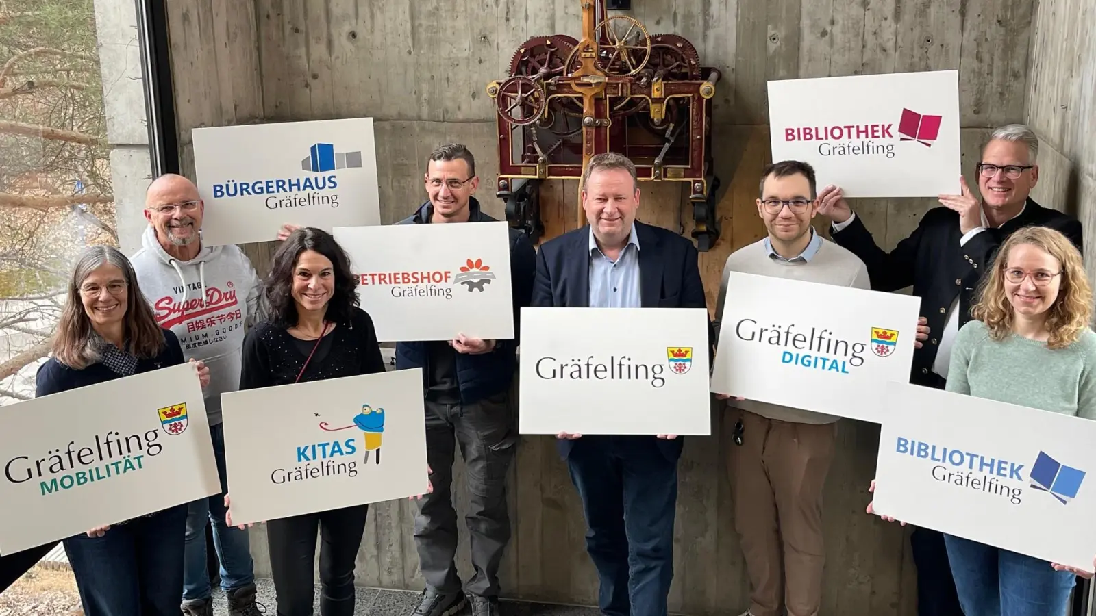 Wirkten am neuen Look mit (v.l.): Theresia Degen (Bibliothek), Carsten Schmitz (Grafikdesign &amp; Werbeagentur), Florian Neuner (IT u. Digitalisierung), Peter Köstler (Erster Bürgermeister), Christian Geier (Betriebshofleiter), Petra Hierl-Schmitz (Ordnungs- u. Sozialverwaltung), Jan Konarski (Leiter Bürgerhaus), Sabine Strack (Öffentlichkeitsarbeit u. Wirtschaftsförderung). (Foto: Gemeinde Gräfelfing)
