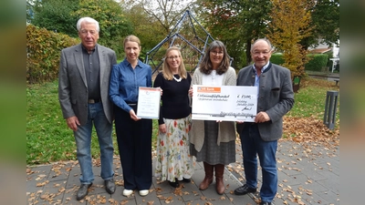 Gustav Huber (Geschäftsführer Bürgerstiftung) (links) und Karl Roth (Vorsitzender Bürgerstiftung) überreichten (von links) Sonja Neuerer (Vorsitzende Förderverein Grundschule Söcking), Sabrina Metcalfe (stv. Elternbeiratsvorsitzende) und Petra Fromm-Preischl (Rektorin) den symbolischen Scheck. (Foto: red)