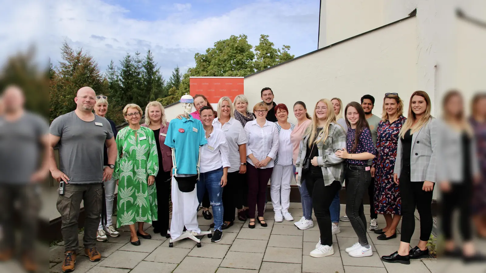 „Unsere Türen stehen offen”, sagte Praxisleiterin Malgozata Bachta (8.v.l.). Sie begrüßte mit dem Leitungsteam im Haus alle neuen jungen Mitarbeiter. (Foto: us)