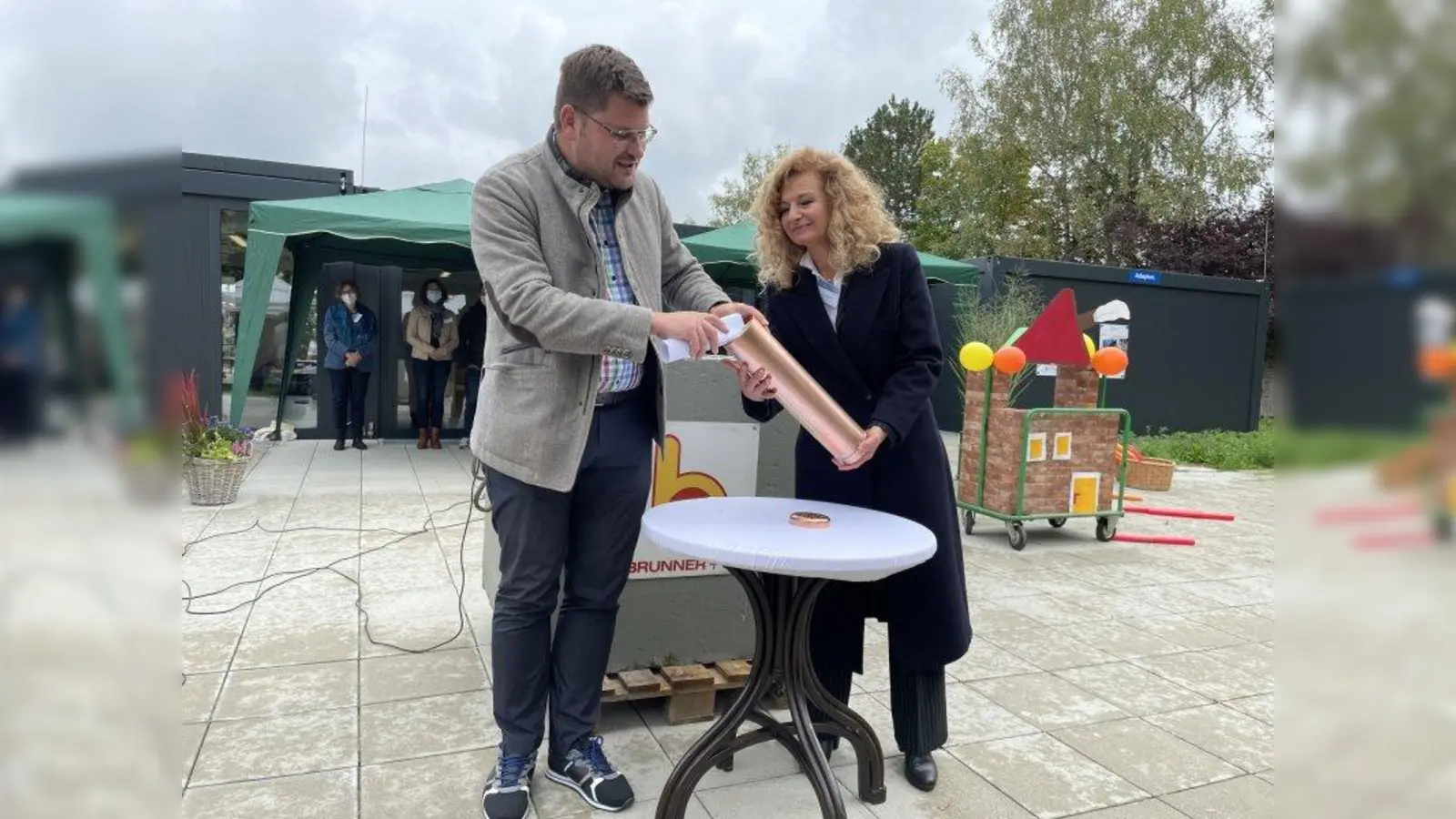 Immer im Einsatz für Aubing: Sebastian Kriesel fühlt mit Nariman Zimpel (Helfende Hände) eine Zeitkapsel. (Foto: pst)