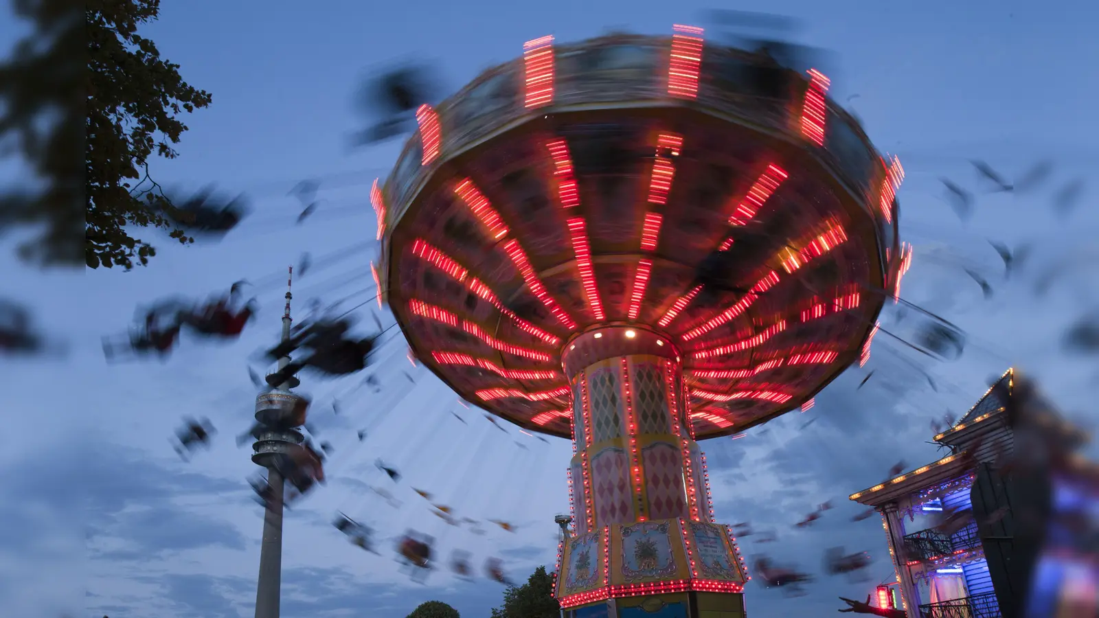 Beim Sommerfestival sind wieder viele Münchner Schausteller mit ihren Fahrgeschäften im Olympiapark.  (Foto: Martin Hangen, Olympiapark München GmbH)