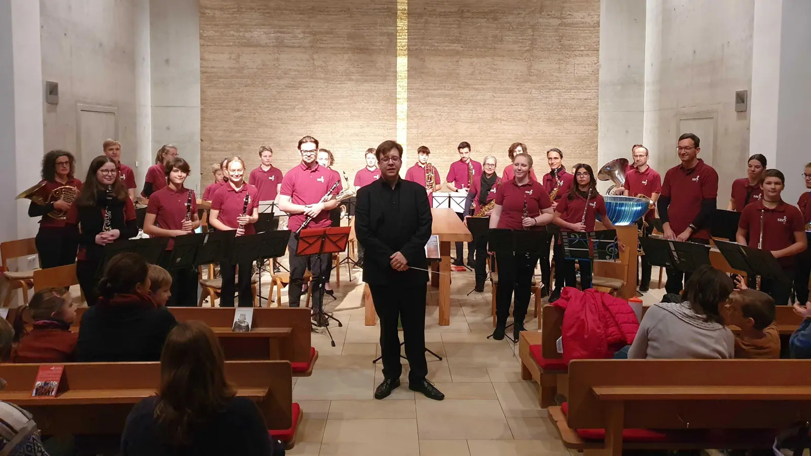 Das Jugendorchester und sein Leiter Florian Loch laden zum Konzert in die Christuskirche ein. (Foto: SBO)
