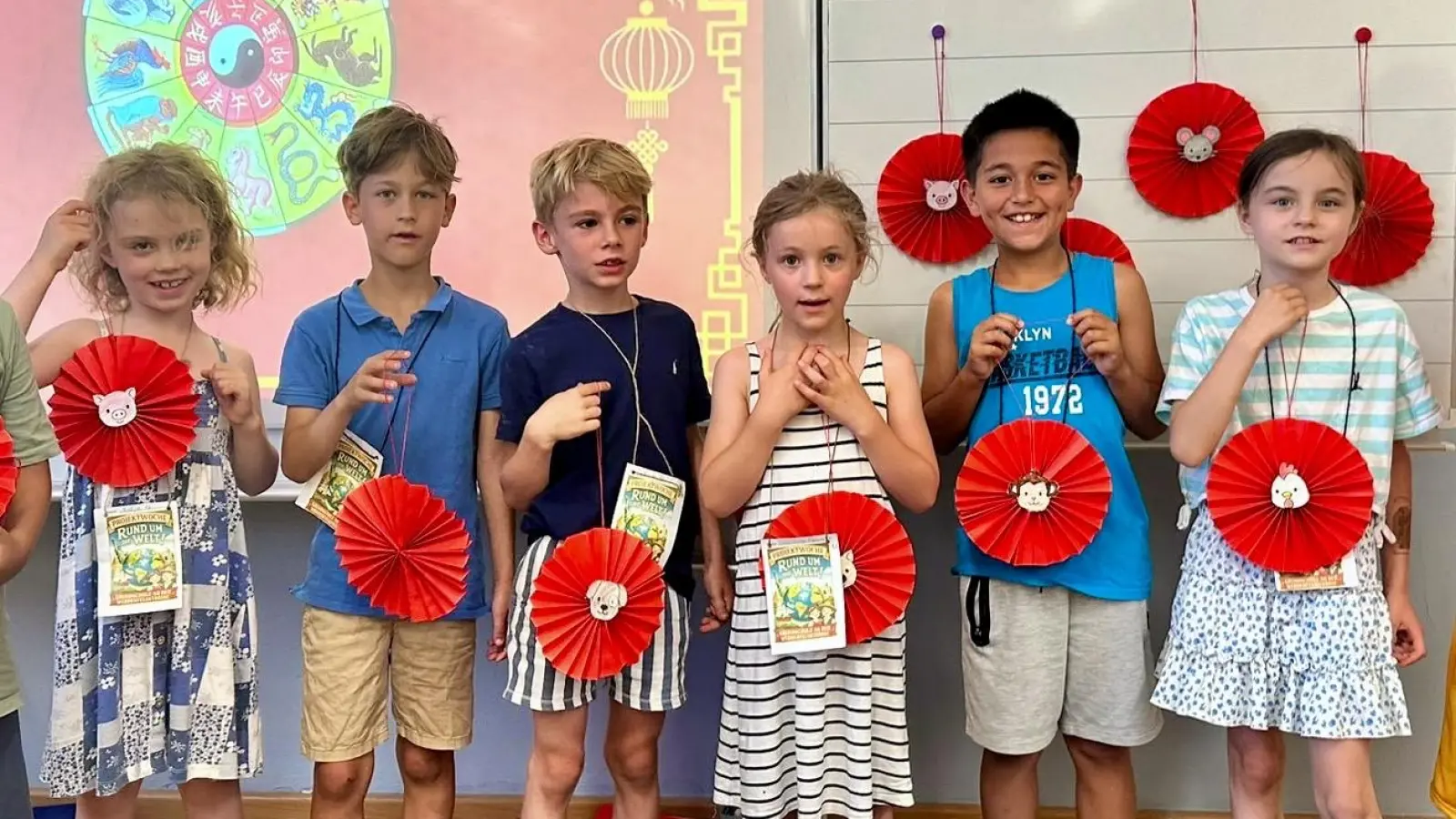 Mit den chinesischen Tierkreiszeichen beschäftigten sich diese Kinder in der Projektwoche „Rund um die Welt”. (Foto: Anja Zukanov)
