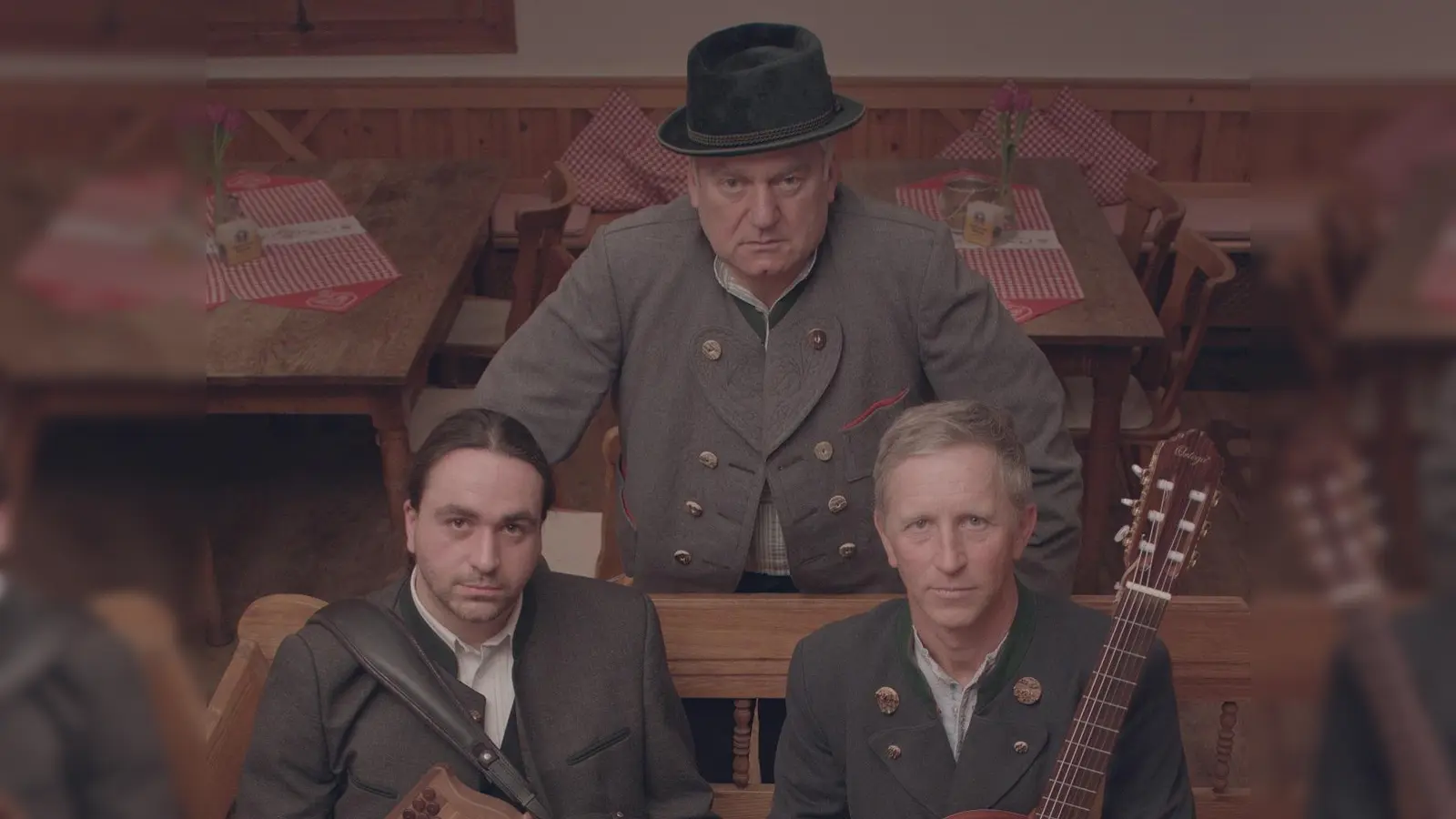 Sorgen zu dritt für einen Abend voll spannender Unterhaltung: Autor Georg Unterholzner (M.) und die Musiker Martin Regnat (l.) und Sepp (Bodo) Kloiber.  (Foto: Georg Unterholzner)