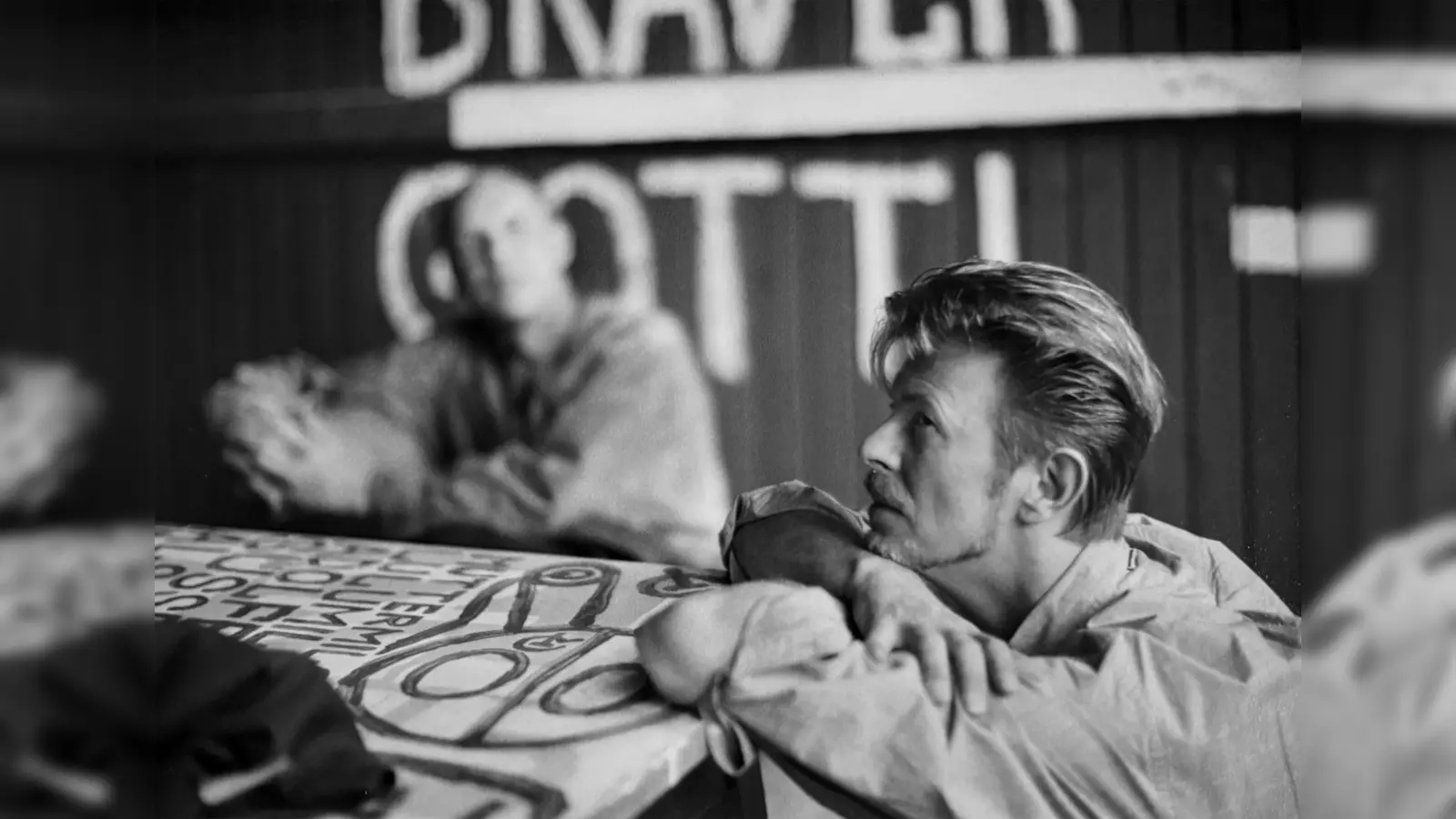 „A Day With David Bowie” der Fotografien von Christine de Grancy dokumentiert die Musikikone bei einem Besuch im österreichischen Art Brut Center Gugging. (Foto: Christine de Gracy)