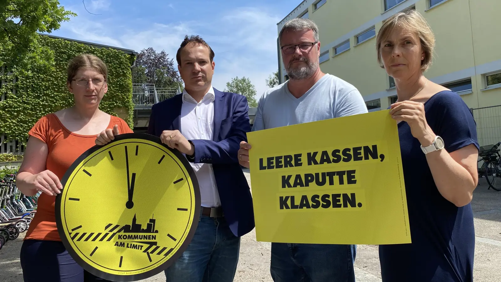 Wiesen auf „Kommunen am Limit” hin (v.l.): Diana Widmann (Leiterin Gemeindebibliothek), Stefan Göttlinger (Erster Bürgermeister), Sebastian Beel (Leiter Bauverwaltung) und Sibylle Sebald (Gemeinderätin). (Foto: Gemeinde Krailling)