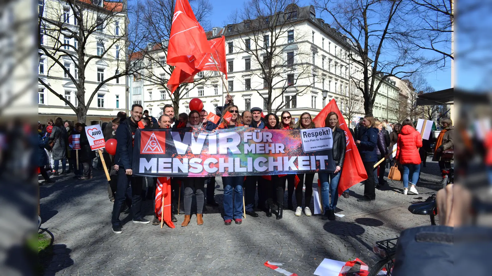 150 Beschäftigte von AWO und DGB München haben am Pariser Platz unter dem Motto „Grenzenlos frei“ demonstriert. (Foto: AWO München)