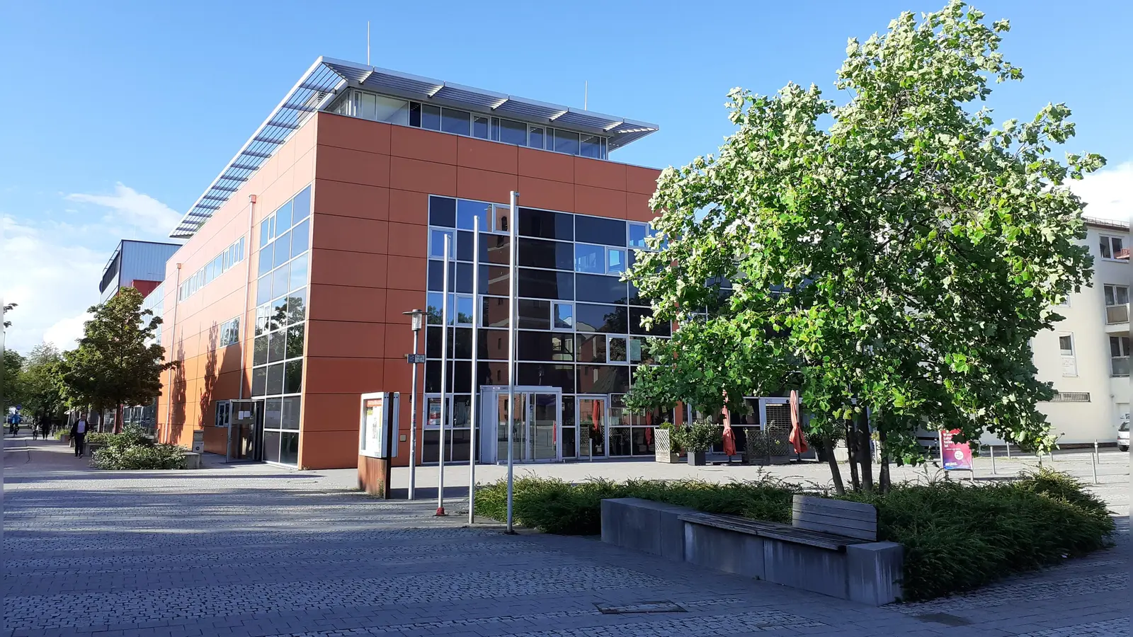 Im Kulturhaus findet zur Zeit eine Ausstellungen schöner Blumenbilder statt. Sie ist zu den Öffnungszeiten für jederman gratis zugänglich. (Foto: mha)