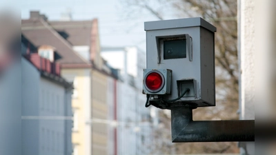Seit 2015 nicht mehr dauerhaft in Betrieb: die Rotlichtblitzer an der Boschetsrieder Schule. (Foto: job)