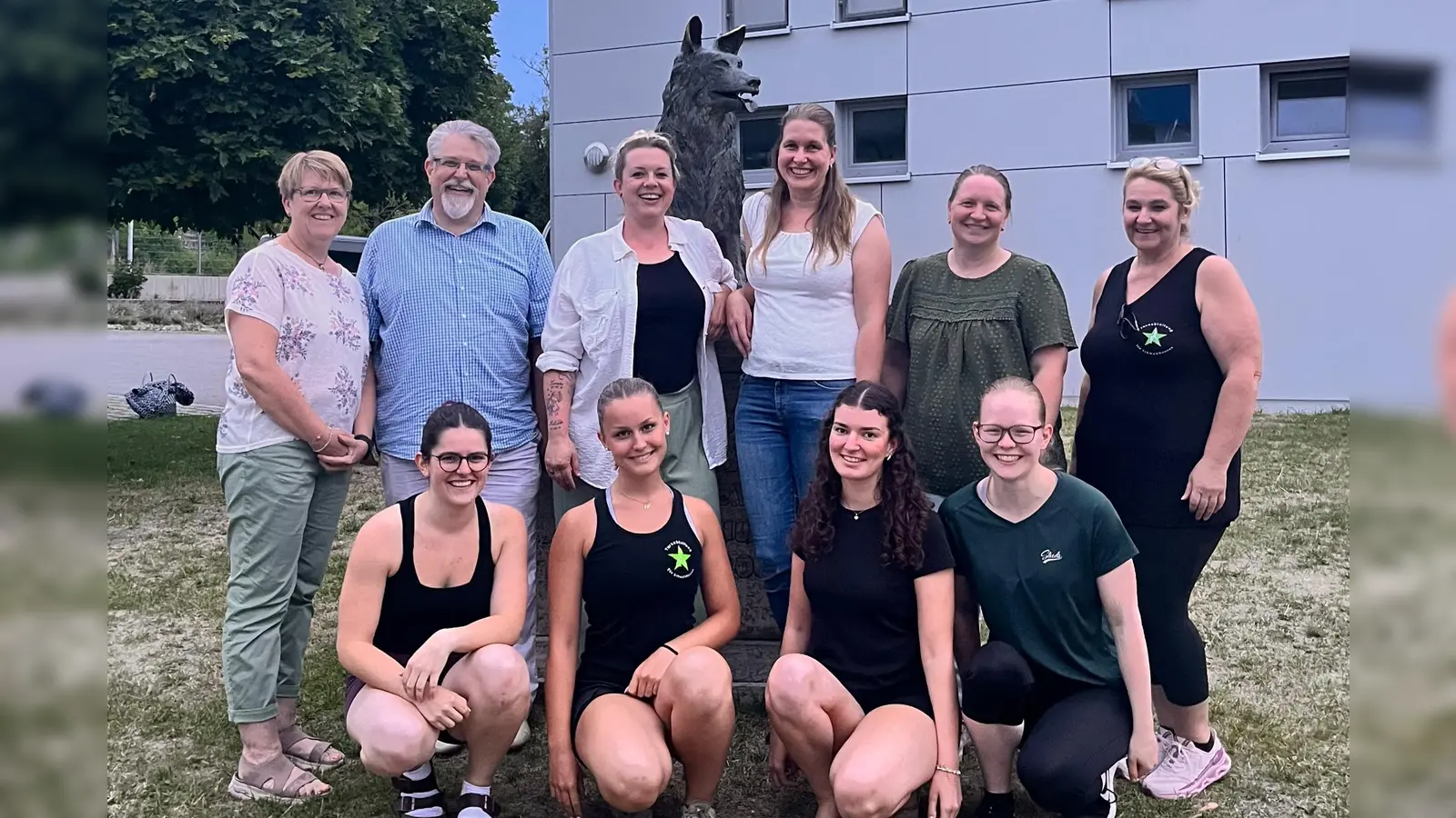 N euen Impulse und bewährte Erfahrung: (stehend von links) Beate Schmalzbauer, Markus Richter, Josephine Dietrich, Daniela Meir, Monika Sedlmair und Sybille Sauer sowie (kniend von links) Janine Richter, Luisa Schmalzbauer, Fenja Breithaupt und Karola Reindl. (Foto: TSV)