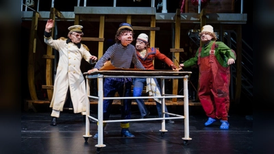 Fabian Baumgarten, Anna Kistel, Sarai O’Gara, Benjamin Reber, Mats Süthoff und Michael Vogel sind die Familie Flöz. (Foto: Ingo Höhn / Theater Basel)