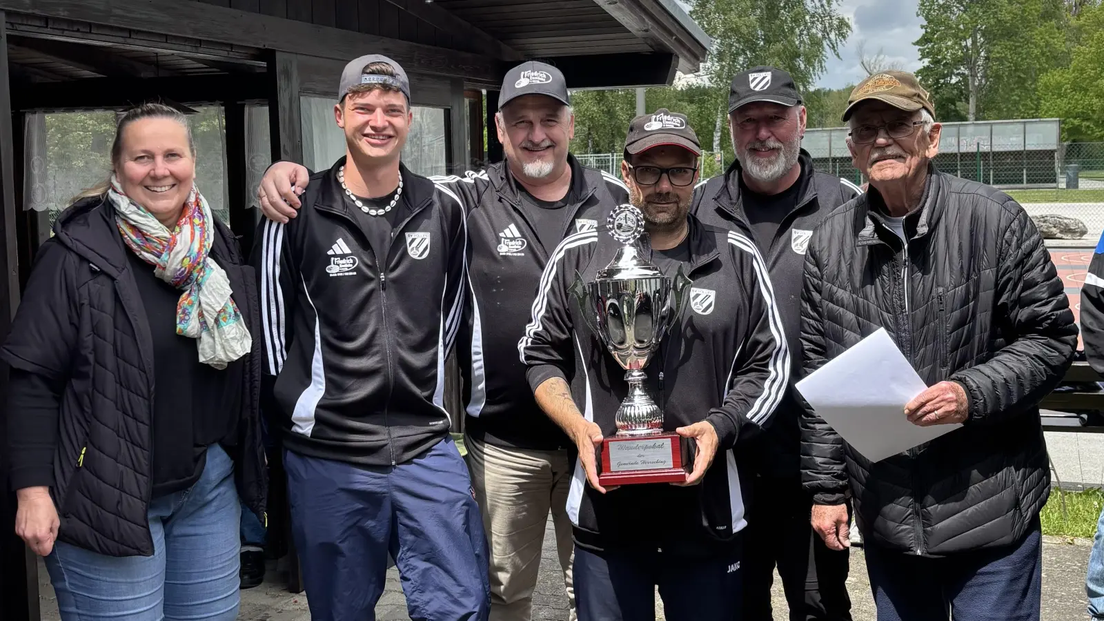 Der Wanderpokal der Gemeinde Herrsching ging an den SV Polling (vl.): Herrschings 2. Bürgermeisterin Christina Reich mit René Mahl, Benedikt Grainwald, Markus Bertl, Rainer Braun (alle SV Polling) sowie 1. Vorsitzenden des ESV Herrsching, Werner Huber.  (Foto: ESV Herrsching)