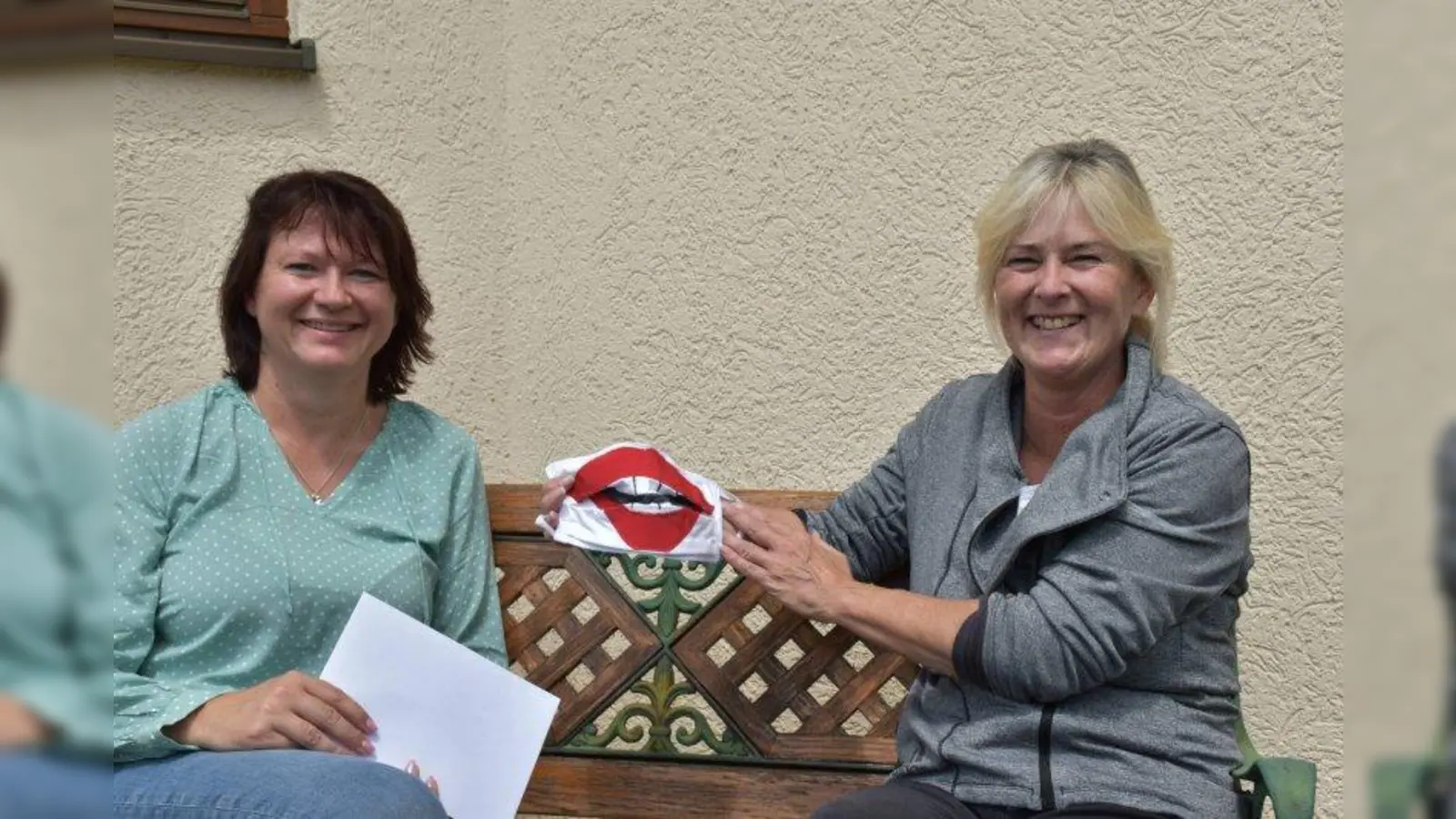 Claudia Liebhart (rechts) hat die tolle Maske mit lachendem roten Mund genäht, ihre Freundin Yvonne Widmann hatte die Idee, beim Wettbewerb mitzumachen. (Foto: Hauck)