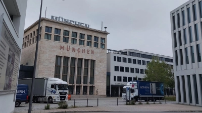 Ein Ziel wird die denkmalgeschützte Wappenhalle des Flughafens München-Riem (links) sein. (Archivbild: bas)