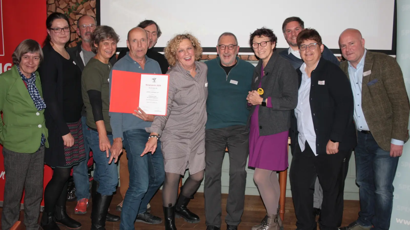 Christian Stupka (Mitte, mit Urkunde) und seine Mitsteiter bei der Preisverleihung mit Bezirksrätin Helga Hügenell und Louisa Pehle (von links) sowie (von rechts) den beiden Stadträten Christian Vorländer und Micky Wenngatz, Markus S. Lutz und Beatrix Zurek. (Foto: job)