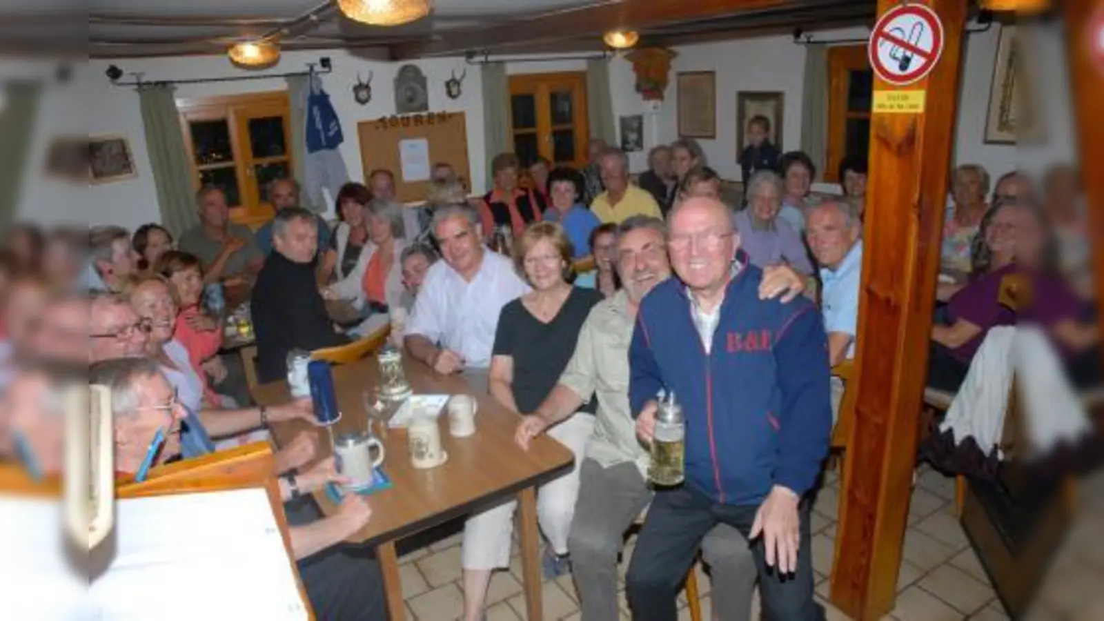 Draußen regnete es in Strömen – drinnen im Naturfreundehaus feierten die Chormitglieder der CGUG bei ihrem Waldfest in bester Laune einfach weiter. (Foto: pi)