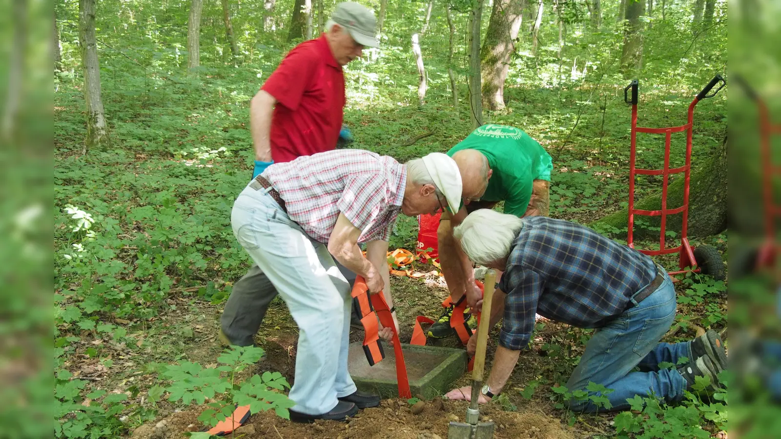 BN-Mitglieder beim Verankern der Vogeltränke im Wald. (Foto: BN Germering)