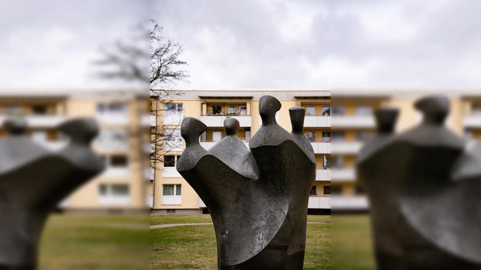 „Familie im Wind” heißt die 2,50 Meter hohe Bronzestatue, die jetzt an ihren Platz zurückgekehrt ist.  (F.: Jonas Nefzger)