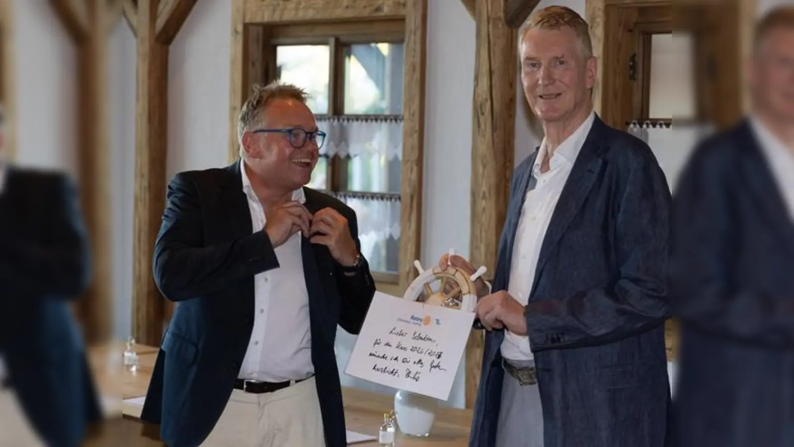 Philip von Malchus (l.) überreicht das Präsidentenamt und symbolisch das Steuerrad nebst Präsidenten- Anstecknadel seinem Nachfolger, Sebastian Wolff (r.). (Foto: Britta Grimm)