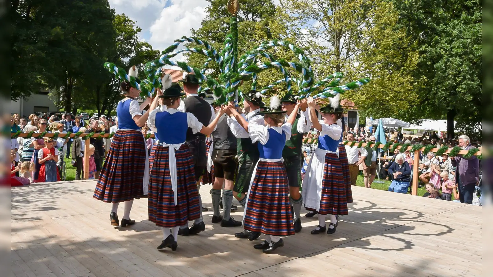 Höhepunkt des Erntefestes D'Hachingertaler ist der Kronentanz, der von den Mitgliedern aufwendig einstudiert wird. (Foto: D'Hachingertaler)
