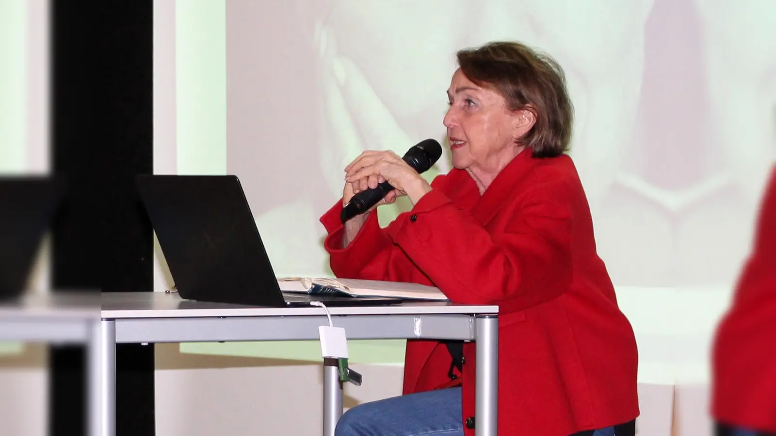 Dr. Eva Umlauf im Gespräch mit Schülerinnen und Schülern der 11. Jahrgangsstufe am Max-Born-Gymnasium. (Foto: Sch)