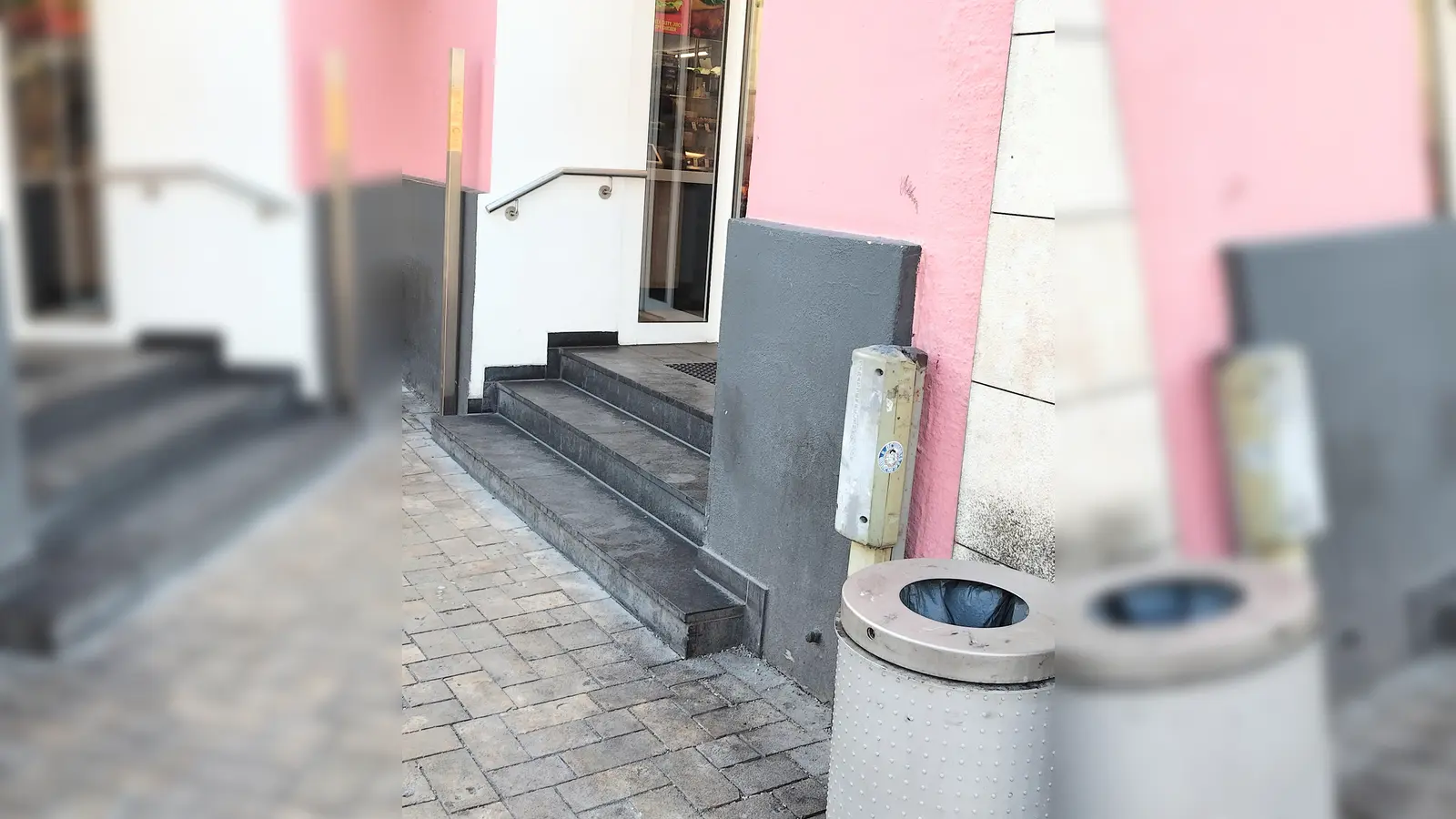 Noch vor kurzem stand der Mülleimer direkt an der Stele, nun etwa drei Meter weiter weg. (Foto: tje)