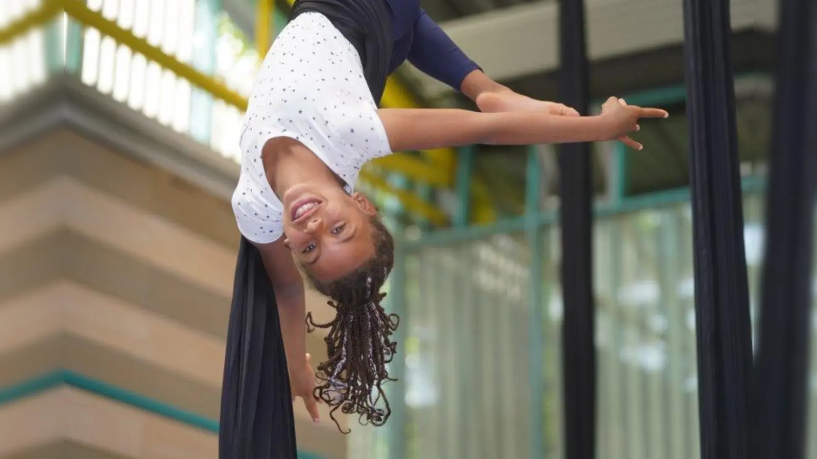 Buntes Programm: In der A.PPLAUS- Ferienbetreuung können sich Kinder u.a. in Vertikaltuch-Wochenendkursen der A.PPLAUS-Trendsportabteilung ausprobieren. (Foto: BIKU e.V.)