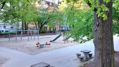 In die Jahre gekommen: Der Spielplatz an der Reichenbachbrücke soll modernisiert und saniert werden. (Foto: bas)