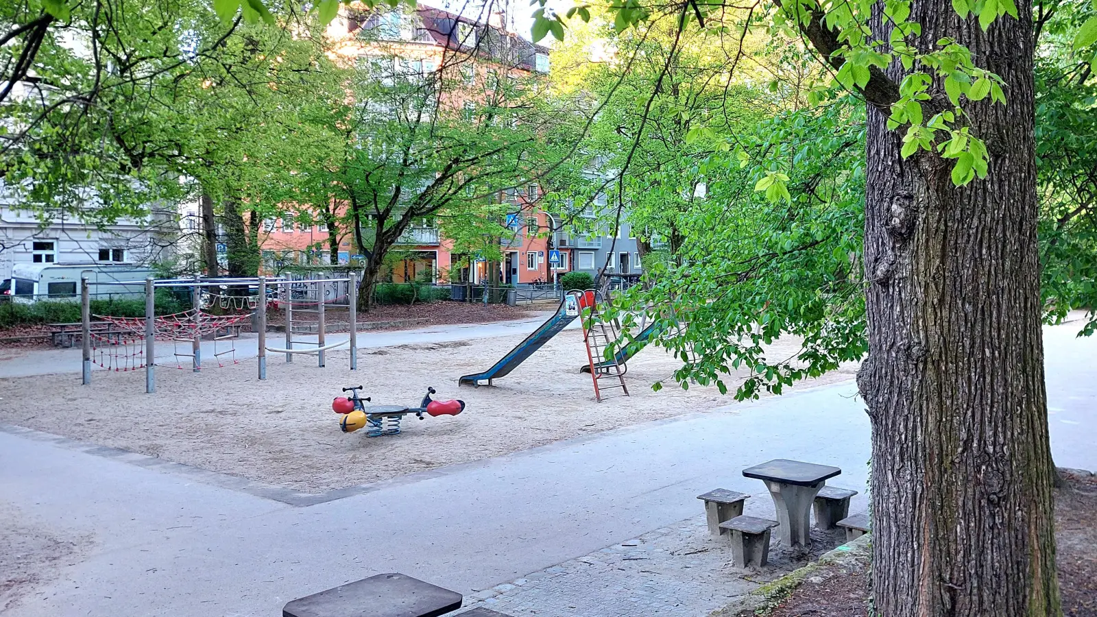 In die Jahre gekommen: Der Spielplatz an der Reichenbachbrücke soll modernisiert und saniert werden. (Foto: bas)