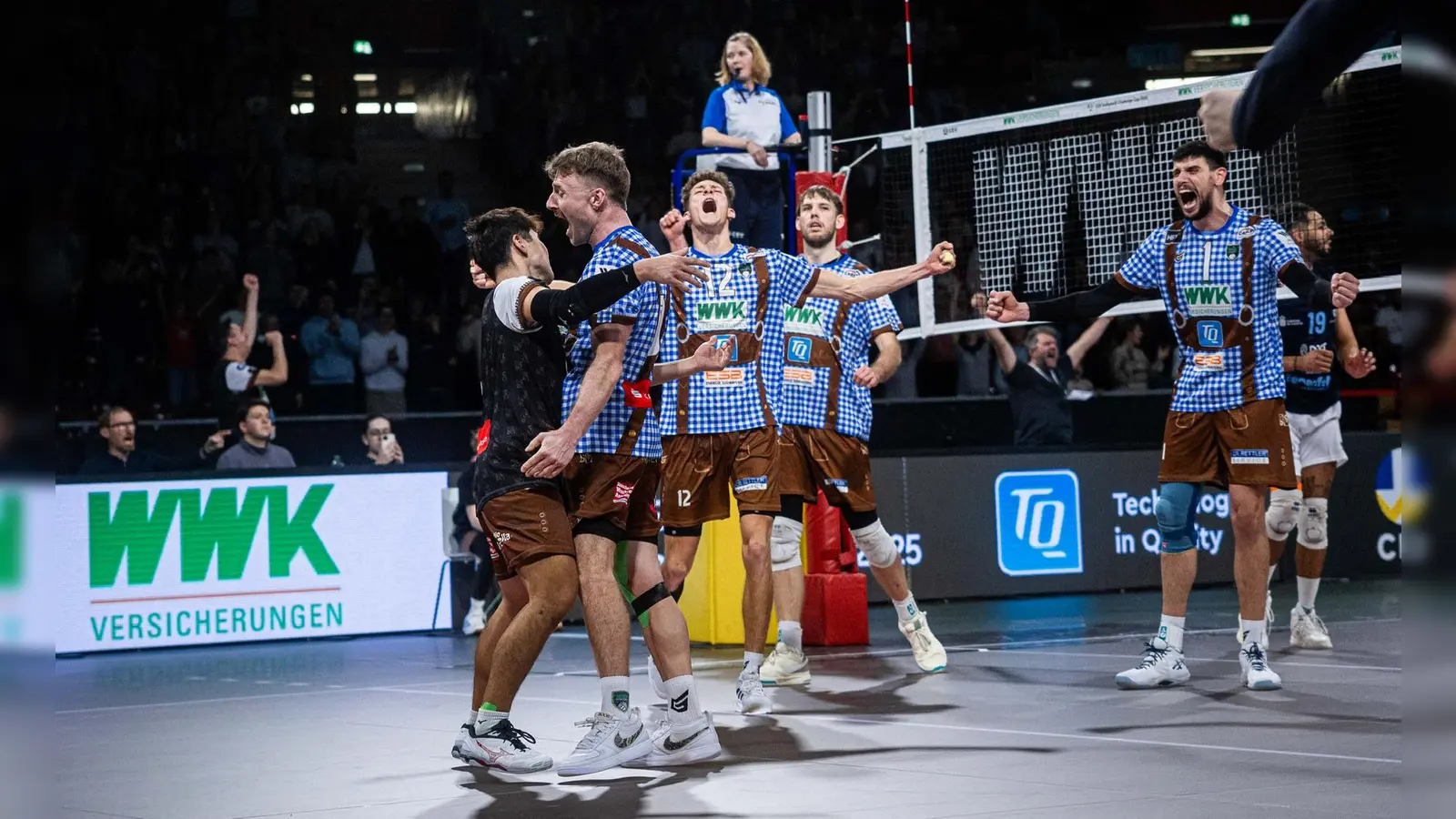 Aus is. Die WWK Volleys Herrsching jubeln über den Einzug ins Achtelfinale des CEV Challenge Cups. (Foto: Steffen Eirich)