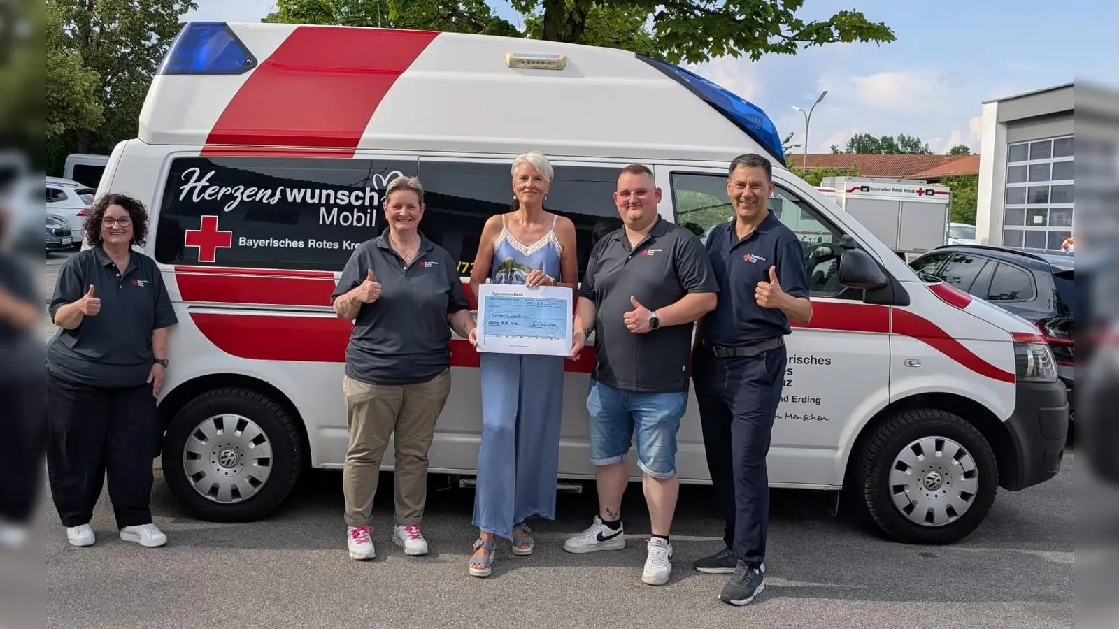 Iris Menzinger, Andrea Häuslmeir, Katrin Oettinger, Jonas Menzinger und Andreas Lindner (von links) bei der Spendenübergabe.<br><br> (Foto: Danuta Pfanzelt)