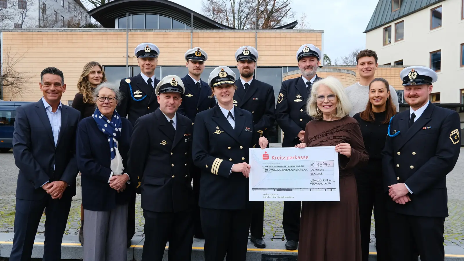 Scheckübergabe vor dem Rathaus: Bianca Hönigschmid (Stadt Starnberg), Christian Fries (Stadt Starnberg) sowie U-Boot-Referent Michael Landwehr, Christiane Falk (Dritte Bürgermeisterin), Korvettenkapitän Claudia Neben (vorne Mitte), Angelika Kammerl (Zweite Bürgermeisterin) und Gizem Keser-Radtke (Stadt Starnberg) mit Besatzungsmitgliedern. (Foto: Stadt Starnberg)