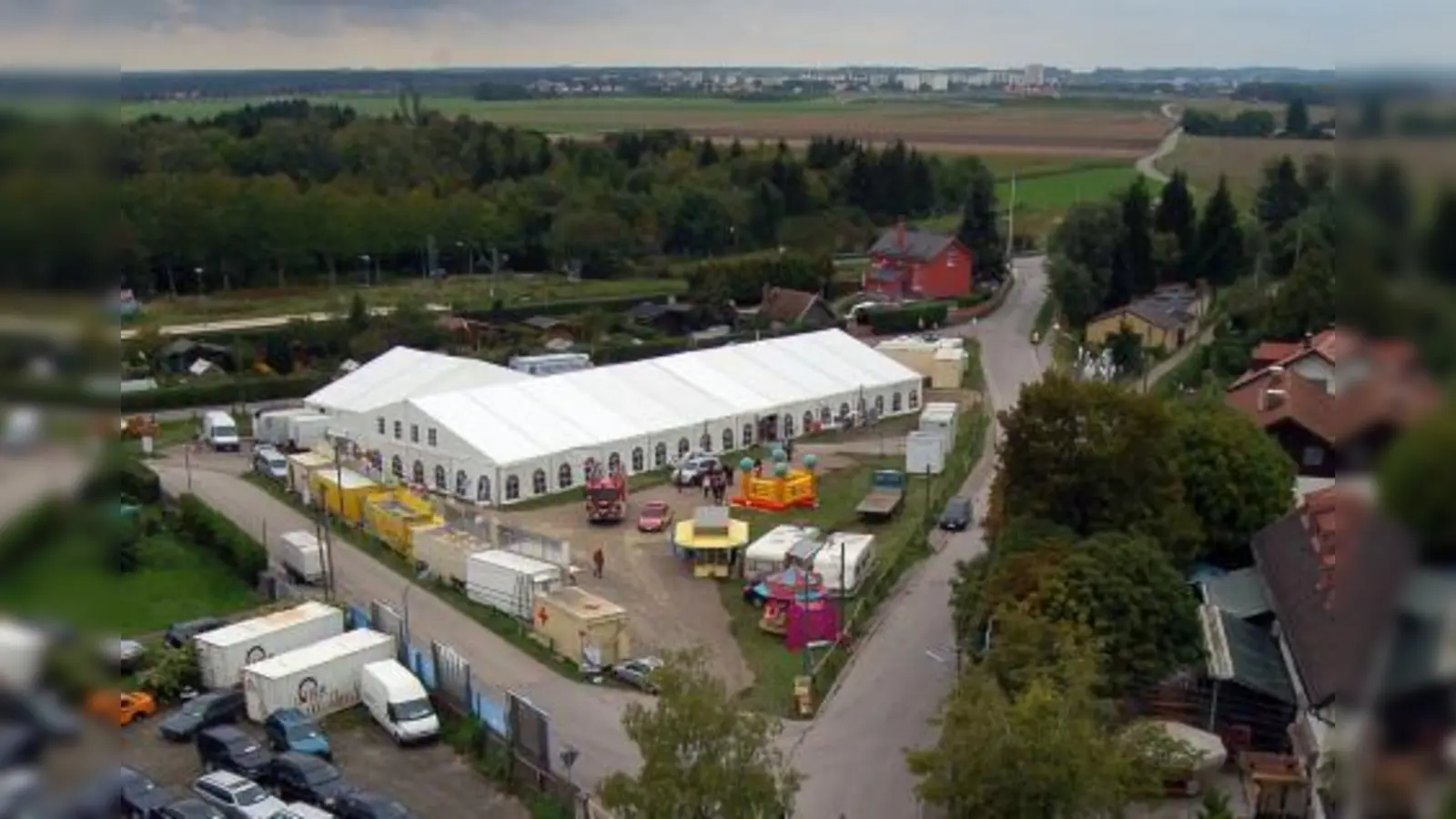 Blick auf die Belandwiese während des Aubinger Herbstfestes: Rechts schlängelt sich der Germeringer Weg Richtung Germering, hinten führt die Georg-Böhmer-Straße zum S-Bahnhof Aubing – und das kleine Verbindungssträßchen im Vordergrund wird nun zum „Belandwiesenweg“. (Foto: Eva Schraft)