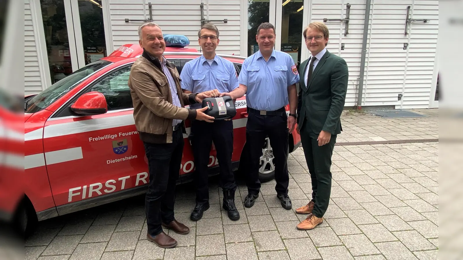 Bürgermeister Franz Heilmeier (Neufahrn), Markus Krauß (1. Kommandant), Robert Zimmer (2. Kommandant) und Bürgermeister Sebastian Thaler (v.l.n.r) bei der Übergabe des medizinischen Gerätes.  (Foto: Gemeinde Eching)