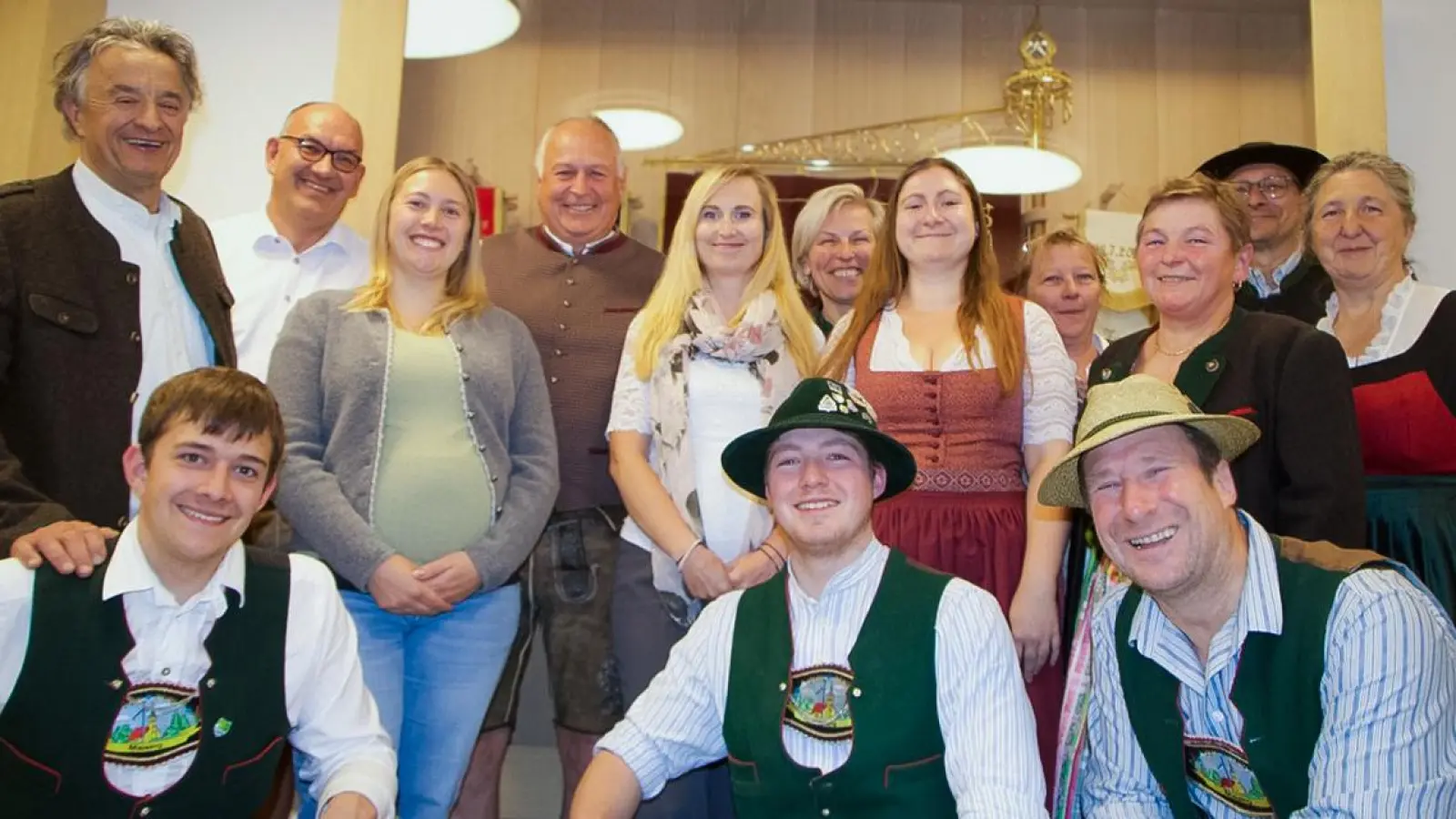 Der Maisinger Festausschuss (erste Reihe v.l.): Xaver Kaspar, Severin Benedikt, Joachim Benedikt, (zweite Reihe) Anton Groiss, Paula Pfeffer, Sophie Schmidtke, Sofie Benedikt, Magret Kaspar sowie (dritte Reihe) Dennis Walther, Klaus Gawellek, Pia Benedikt, Ariane Niedermair, Thomas Golinski und Barbara Kappelmeier-Benedikt.  (Foto: Freiwillige Feuerwehr Maising)