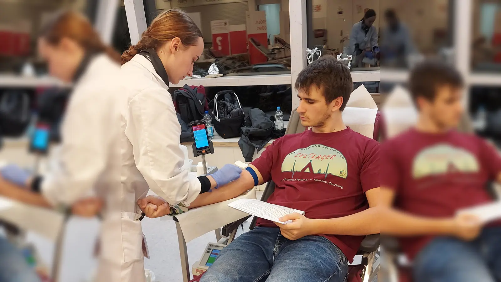 War dabei: Andreas Hosse, Gruppenleiter im Jugendrotkreuz Peißenberg, bei seiner Erst-Spende kurz nach seinem 18. Geburtstag. (Foto: BRK)