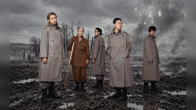 Vier Spielerinnen und eine Tänzerin demontieren die Inszenierung von Kriegen und Helden: Maja Zećo, Waki, Ivy Lißack, Jin Lee und Edith Konrath (von links). (Foto: Verena Kathrein, Yavuz Narin)